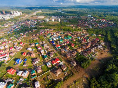 Şehir bulutlu gökyüzü altında. Yağmur yağacak..