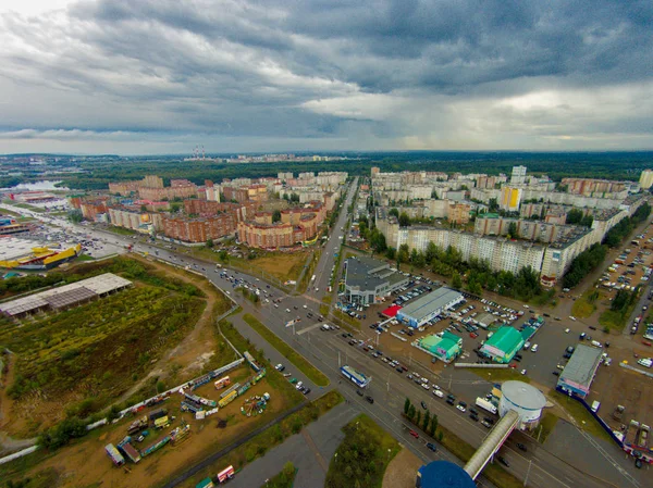 Stadt unter bewölktem Himmel. Es wird regnen. — Stockfoto