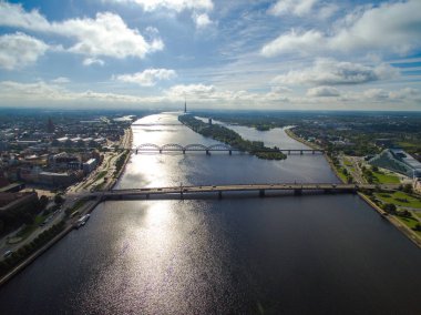Riga, Letonya - Eylül 2016: Havadan görünümü Daugava Nehri üzerinde.
