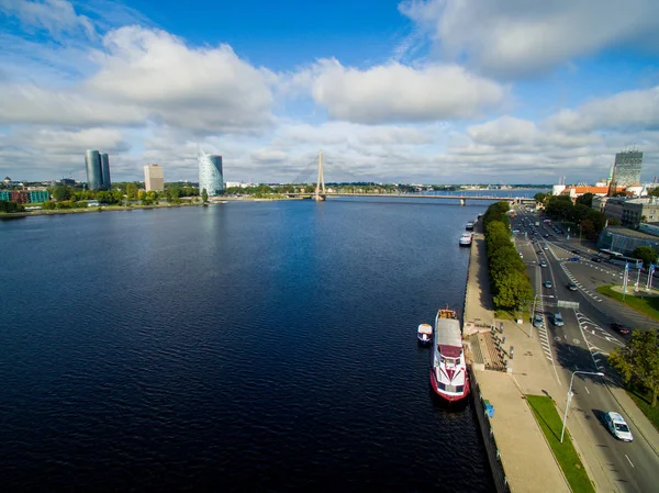 ダウガヴァ川に架かる Riga, ラトビア - 2016 年 9 月: 航空写真ビュー. — ストック写真