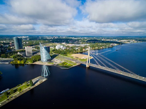 Riga, Letonya - Eylül 2016: Havadan görünümü Daugava Nehri üzerinde.