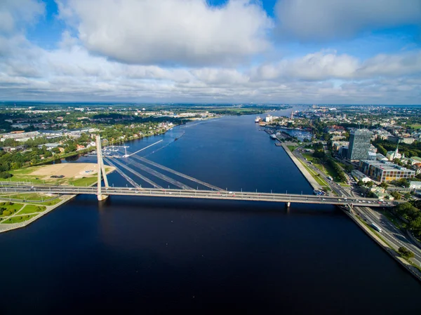 Riga, Letonya - Eylül 2016: Havadan görünümü Daugava Nehri üzerinde.