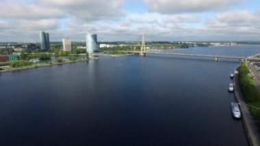 Riga, Letonya - Eylül 2016: Havadan görünümü Daugava Nehri üzerinde.