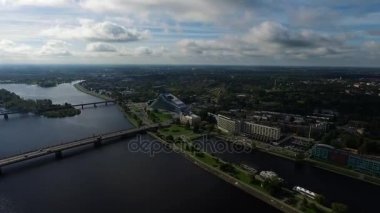 Riga, Letonya - Eylül 2016: Riga panoramik manzarasını Nehri üzerinde
