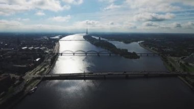 Riga, Letonya - Eylül 2016: Havadan görünümü Daugava Nehri üzerinde.