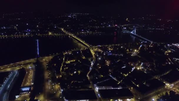 Riga, Lettland - September 2016: die Stadt bei Nacht — Stockvideo