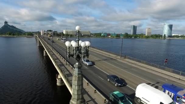 Riga, Lettland - September 2016: Luftaufnahme über den Fluss Daugava. — Stockvideo