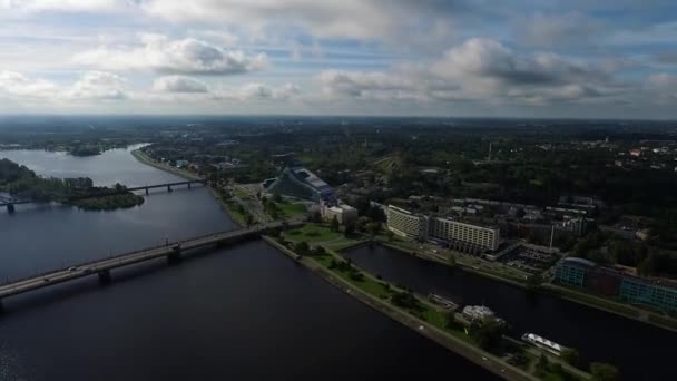 Ryga, Łotwa - wrzesień 2016: Panoramę Rygi przez rzekę — Wideo stockowe