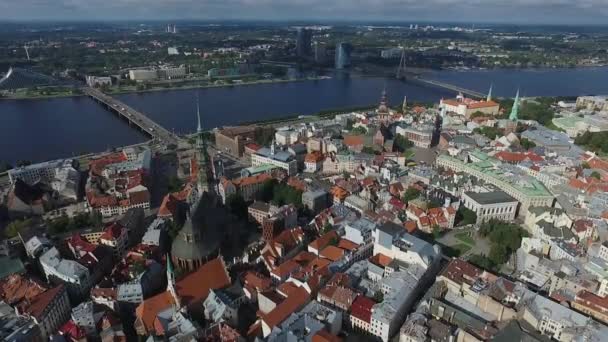 Рига, Латвия - сентябрь 2016: Панорамный вид с воздуха на Старый город — стоковое видео