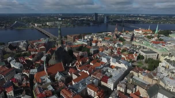 Riga, Letland - September 2016: Luchtfoto panoramisch uitzicht over oldtown — Stockvideo