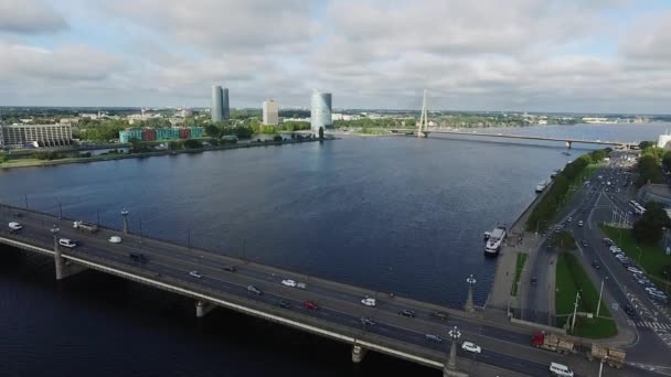 Riga, Letonia - Septiembre 2016: Vista aérea sobre el río Daugava . — Vídeo de stock