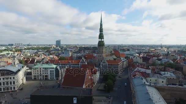 Riga, Letonya - Eylül 2016: Hava panoramik oldtown üzerinde — Stok video