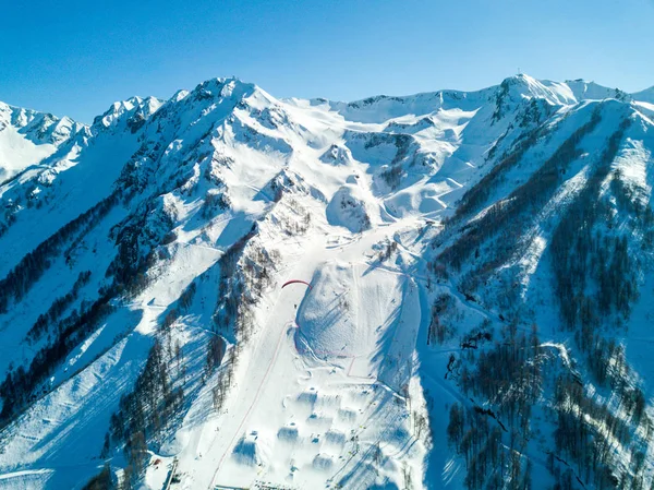 Gleitschirm fliegt über die Berge über das Skigebiet — Stockfoto