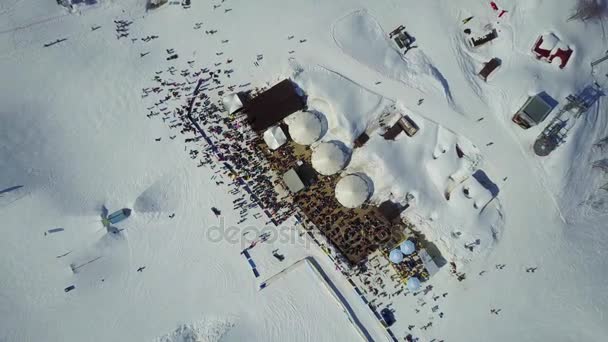 O festival de esqui NewStarCamp em Sochi, Rosa Khutor. Vista aérea — Vídeo de Stock