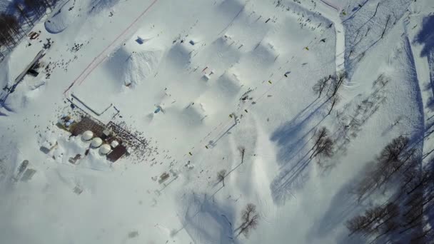 El festival de esquí NewStarCamp en Sochi, Rosa Khutor. Vista aérea — Vídeos de Stock