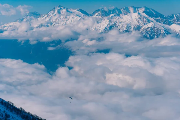 Der Gleitschirm fliegt über den Wolken im Kaukasus — Stockfoto