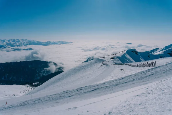 Bergskigebiet rosa khutor - Natur und Sport Hintergrund — Stockfoto