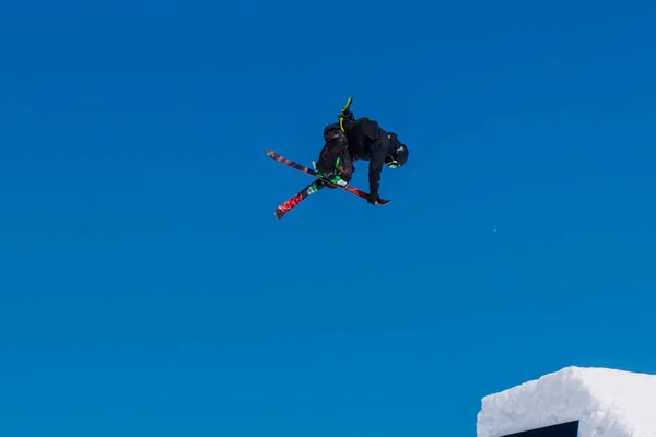 2017 04 Festivali Newstarcamp: kayakçı atlar yüksek bir sıçrama tahtası — Stok fotoğraf