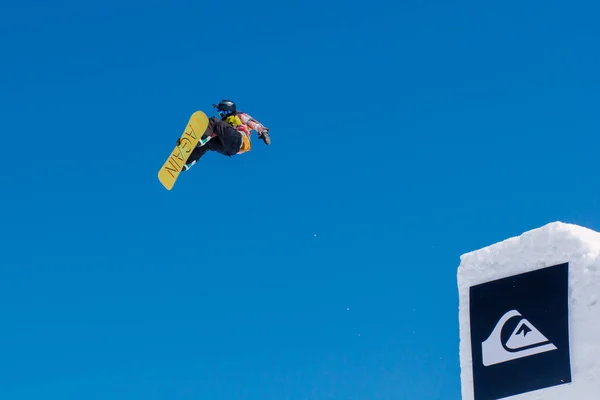 2017 04 Festivali Newstarcamp: snowboard atlar yüksek bir sıçrama tahtası — Stok fotoğraf