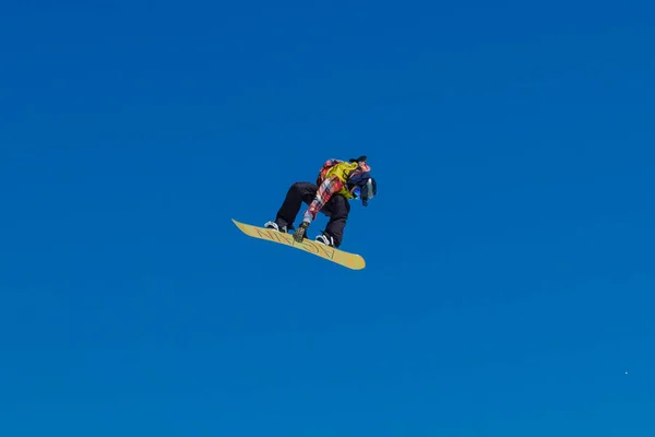2017 04 festival Newstarcamp: snowboardåkare hoppar från en hög språngbräda — Stockfoto