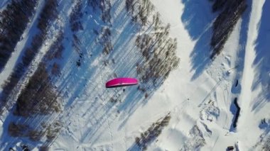 Yamaçparaşütü Dağların üzerinden Kayak Merkezi uçar.