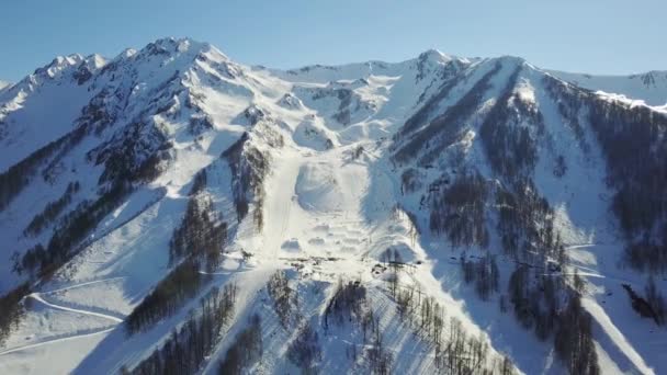 Het skiën festival Newstarcamp in Sochi, Rosa Khutor. Luchtfoto — Stockvideo