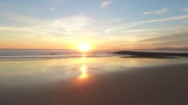 Costa da Caparica, Lizbon, Portekiz Atlantik Okyanusu günbatımı hareket hava video