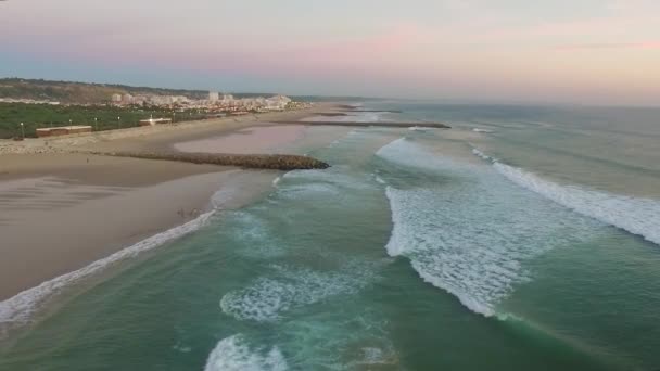 Videoclip aéreo al atardecer en el Océano Atlántico en Costa da Caparica, Lisboa, Portugal . — Vídeo de stock