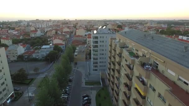 Θέα του ηλιοβασιλέματος από την πλευρά του το νέο Πόρτο, Πορτογαλία. Εναέρια — Αρχείο Βίντεο