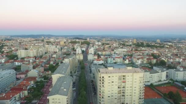 Zicht op de nieuwe Porto op zonsondergang tijd, Portugal. Luchtfoto — Stockvideo