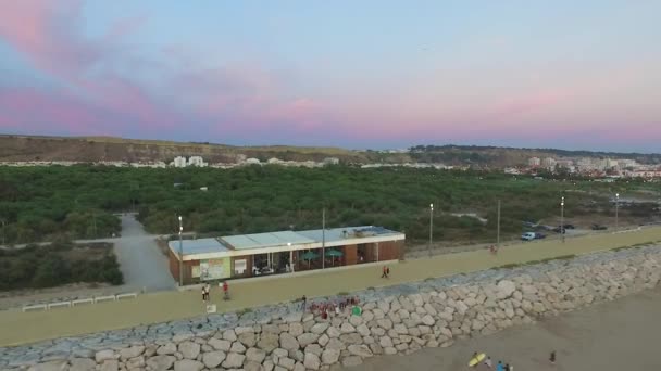 2016 09 Costa da Caparica, Lisbonne, Porugulia : les jeunes s'amusent, saluant les drones qui partent — Video