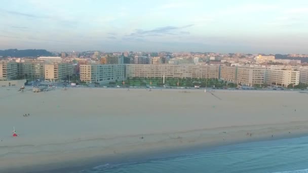Blick auf den neuen Hafen bei Sonnenuntergang, portugal. Antenne. — Stockvideo