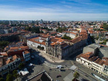 Porto eski şehrin dar sokaklarında üzerinde uçuş