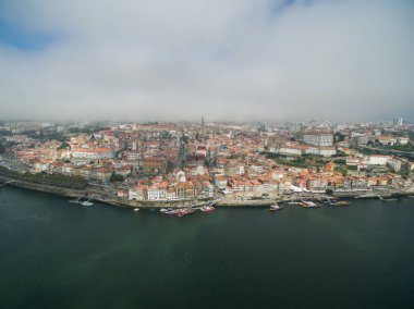 Bir Porto eski şehrin panoramik görünümü. Bir ev, bir nehir ve bir köprü çatılarda uçtu.