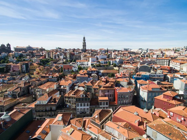 Vista aérea de telhados cor-de-laranja e edifícios históricos da antiga cidade e da torre da igreja Clerigos do Porto, Portugal — Fotografia de Stock