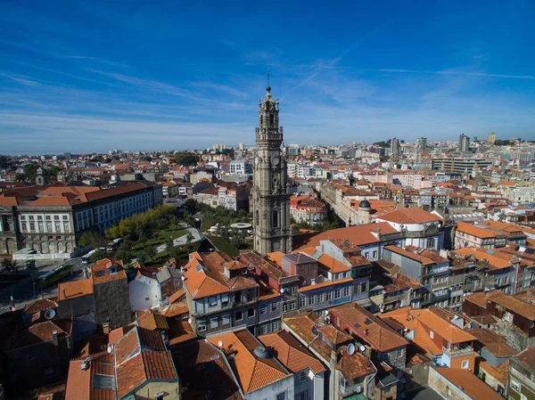 Luftaufnahme der clerigos church, ribeira - die altstadt von porto, portugal. — Stockfoto