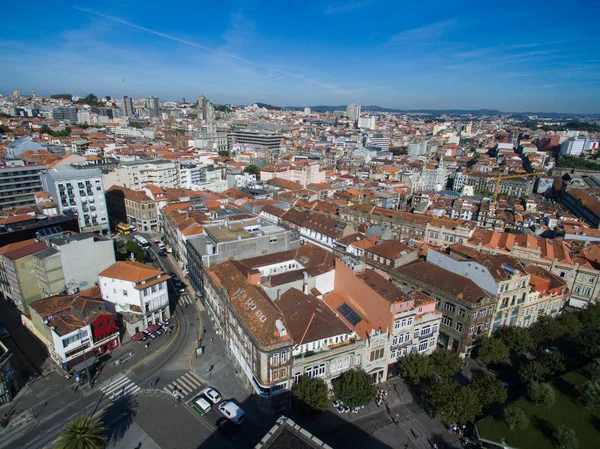 Lot nad wąskimi uliczkami starego miasta Porto — Zdjęcie stockowe