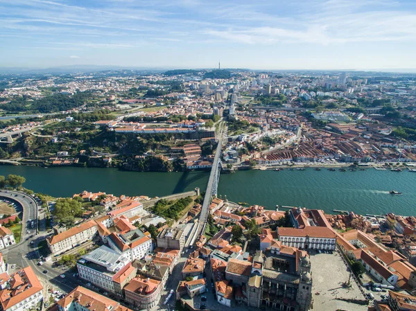 Vista panorâmica da cidade velha do Porto. Um voou sobre os telhados das casas, um rio e uma ponte . — Fotografia de Stock