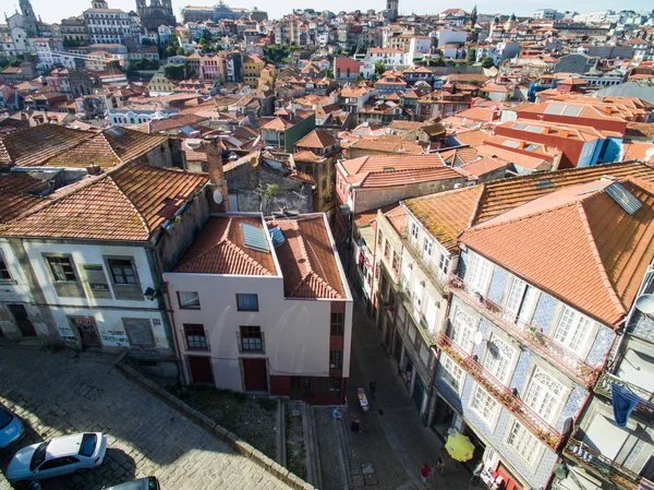 Voo sobre as ruas estreitas da cidade velha do Porto — Fotografia de Stock