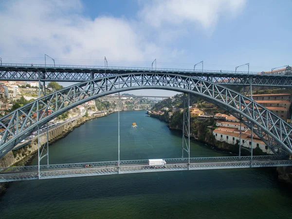 2016 09 Porto, Portugalsko: Přelet nad řekou Douro a lodí — Stock fotografie