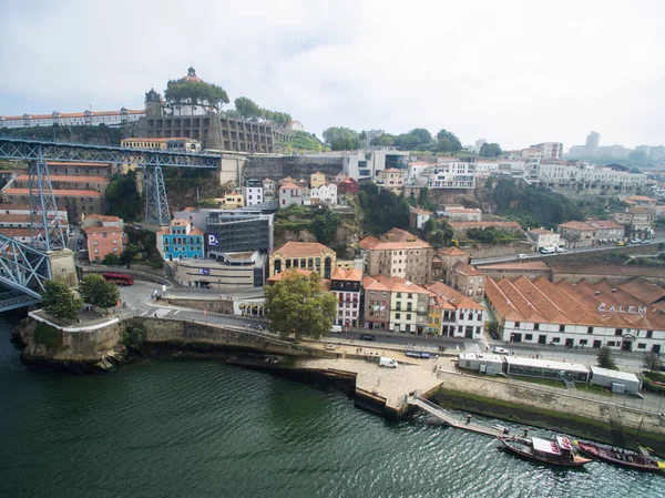 2016 09 Porto, Portugal: Panoramic view of the old city of Porto. One flew over the roofs of the houses, a river and a bridge. — Stock Photo, Image