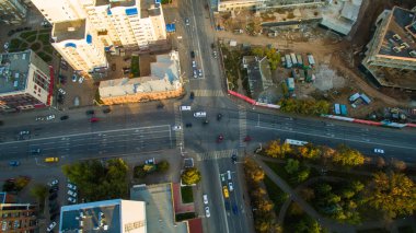 Ufa şehir merkezinde gün batımında. Havadan görünümü