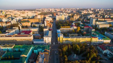Ufa şehir merkezinde gün batımında. Havadan görünümü