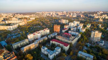 Ufa şehir merkezinde gün batımında. Havadan görünümü