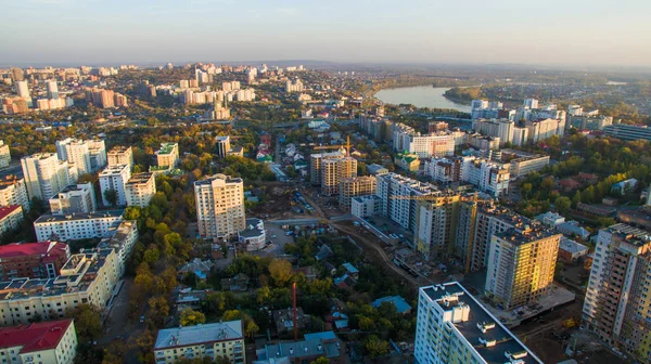 Ufa Stadt bei Sonnenuntergang im Zentrum. Luftbild — Stockfoto