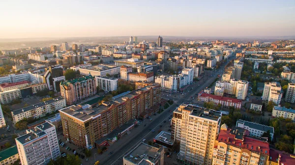Cidade de Ufa ao pôr-do-sol no centro. Vista aérea — Fotografia de Stock