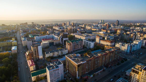 Ufa Stadt bei Sonnenuntergang im Zentrum. Luftbild — Stockfoto