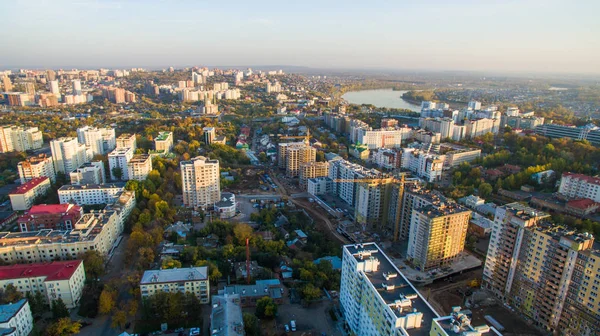 Ufa şehir merkezinde gün batımında. Havadan görünümü