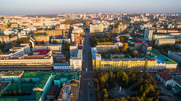 Ufa Stadt bei Sonnenuntergang im Zentrum. Luftbild — Stockfoto