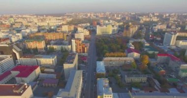 Ufa şehir merkezinde gün batımında. Havadan görünümü